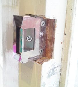 Door Nightlatch poorly fitted